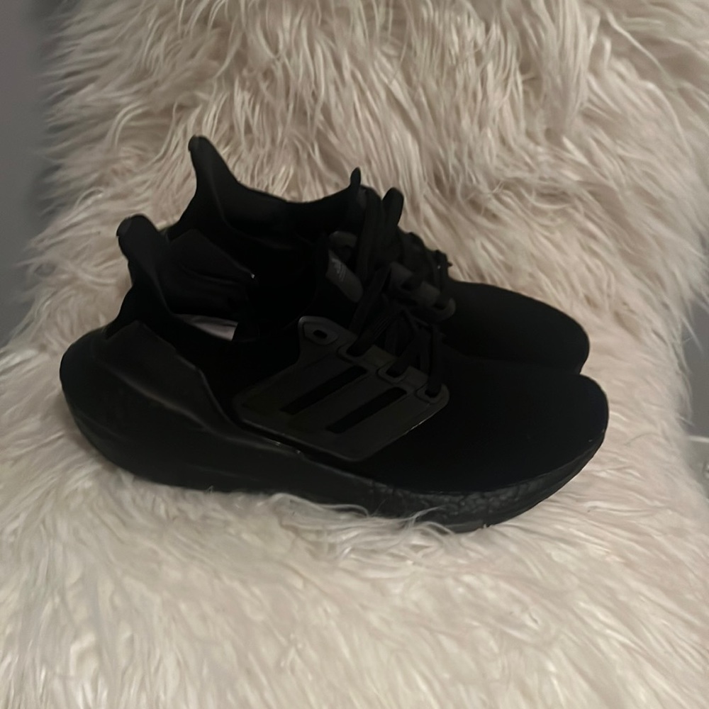 New Alert 🚨 All Black adidas slightly worn